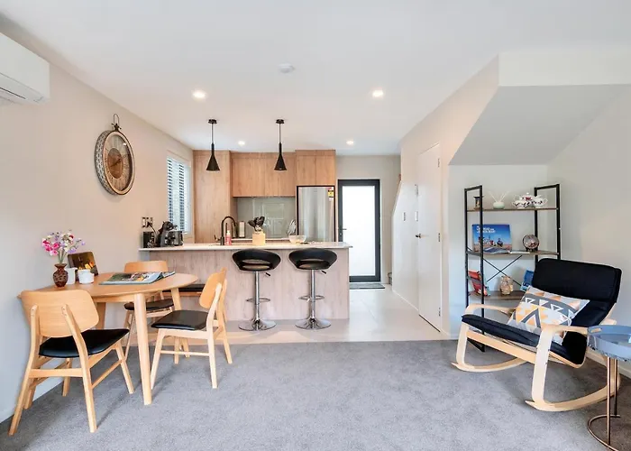 Greenwich Townhouse With Parking And Air-Con