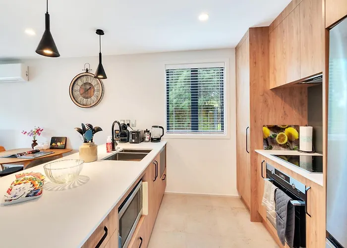 Greenwich Townhouse With Parking And Air-Con