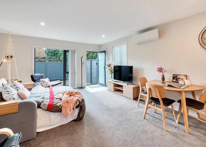 Greenwich Townhouse With Parking And Air-Con